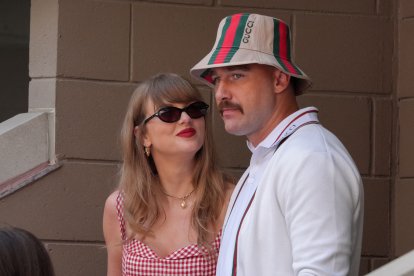 La cantante y compositora estadounidense Taylor Swift y el jugador de fútbol americano de la NFL Travis Kelce