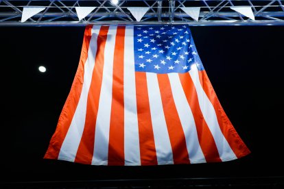 Se ve la bandera de EE. UU. durante el XVIII Congreso Económico Europeo, celebrado en el Centro Internacional de Congresos de Katowice (Polonia) el 22 de abril de 2026.