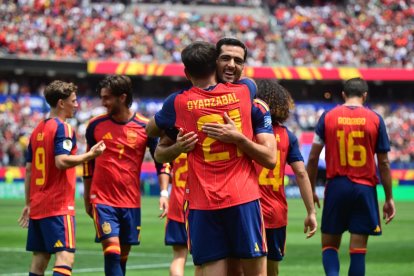 Mikel Oyarzabal se abraza con Mikel Merino para celebrar su gol