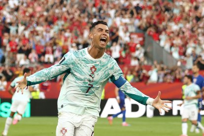 Cristiano Ronaldo celebra su gol de penal este jueves 2 de julio en Toronto.