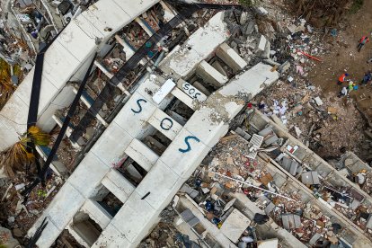 Imagen de un edificio derrumbado por los terremotos
