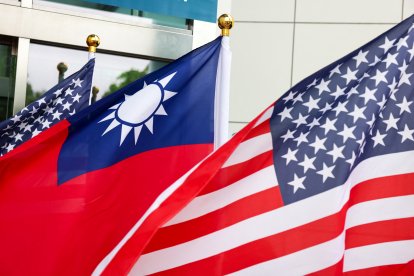 Banderas de Taiwán y Estados Unidos / I-Hwa Cheng