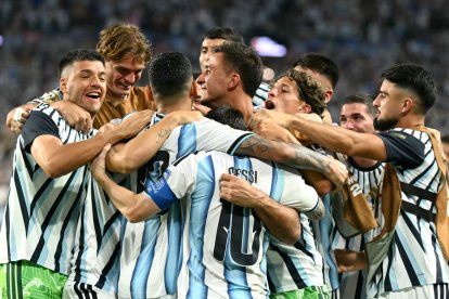 Cristian Romero celebra el tercer gol de Argentina con todos sus compañeros