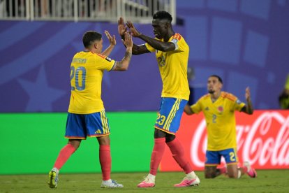 Juanfer Quintero y Davinson Sánchez celebran el triunfo colombiano