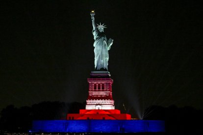 Estatua de la Libertad iluminada para una celebración (Archivo)