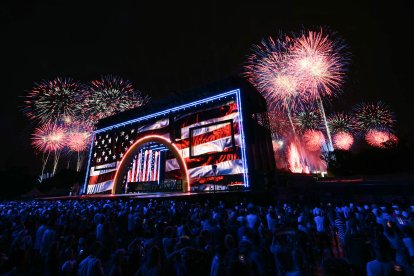 Se observa un espectáculo de fuegos artificiales durante la celebración del Día de la Independencia «Salute to America» en el National Mall de Washington, D.C., en las primeras horas de la madrugada del 5 de julio de 2026. El país conmemora el 250.º aniversario de la Declaración de Independencia de los Estados Unidos.