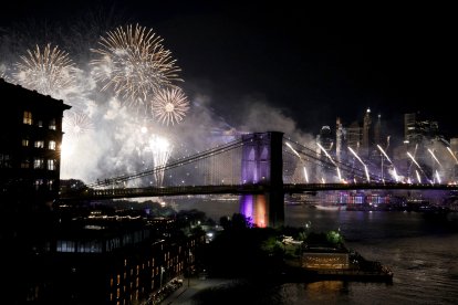 Los fuegos artificiales iluminan el puente de Brooklyn durante la celebración de los fuegos artificiales de Macy's con motivo del 4 de julio en la ciudad de Nueva York, el 4 de julio de 2026. (Foto de Leonardo MUNOZ / AFP)