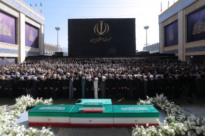 Esta fotografía, facilitada por la oficina del líder supremo iraní (Khamenei.IR), muestra a varios responsables iraníes rezando junto a los ataúdes del líder supremo fallecido, el ayatolá Alí Jamenei, y de los miembros de su familia en la Gran Mosalla, durante el segundo día de las ceremonias fúnebres celebradas en Teherán el 5 de julio de 2026. El 5 de julio se celebraron oraciones ante el féretro del difunto líder supremo de Irán, Ali Jamenei, en el segundo día de las ceremonias fúnebres que han atraído a multitudes que han acudido a Teherán para presentar sus últimos respetos. Jamenei gobernó la República Islámica desde 1989 hasta que fue asesinado a los 86 años en un ataque aéreo el primer día de la guerra entre Estados Unidos, Israel e Irán, el 28 de febrero.