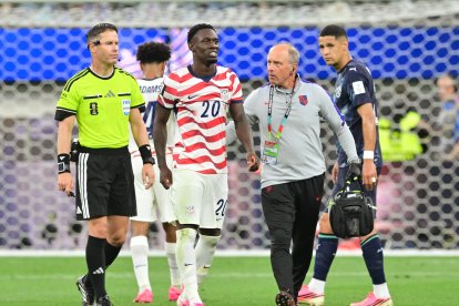 El delantero estadounidense n.º 20, Folarin Balogun, abandona el terreno de juego durante el partido de fútbol del Grupo D del Mundial de 2026 entre Estados Unidos y Paraguay, disputado en el Estadio de Los Ángeles, en Inglewood, el 12 de junio de 2026.