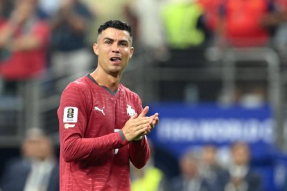 El delantero portugués Cristiano Ronaldo, número 07, reacciona tras la derrota en el partido de octavos de final