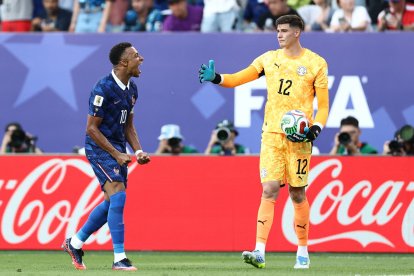 El delantero francés Kylian Mbappé, ignora el saludo del portero paraguayo, Orlando Gill