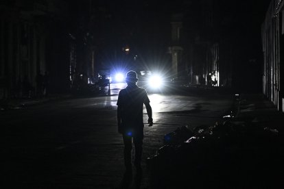 Un hombre camina por una calle oscura de La Habana, Cuba, durante el apagón general