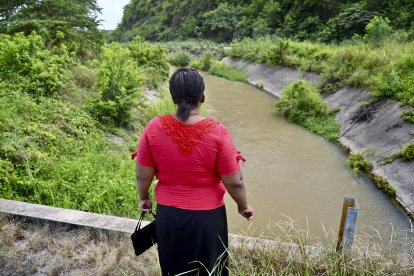 Una señora residente de Nueva Prosperina, donde se ubica el Canal de la Muerte