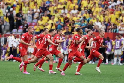 Los integrantes de Suiza celebran su victoria en el partido de octavos de final