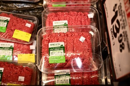 Una imagen de archivo de una bandeja de carne molida del 2024 en California