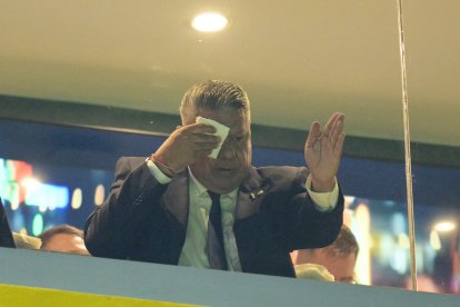 El presidente de la Asociación del Fútbol Argentino (AFA), Claudio «Chiqui» Tapia, hace un gesto antes de un partido amistoso de fútbol entre Argentina y Zambia en el estadio La Bombonera de Buenos Aires, el 31 de marzo de 2026.
