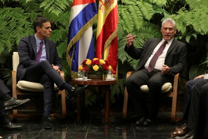 El dictador cubano Miguel Diaz-Canel (derecha) y el presidente del Gobierno español Pedro Sánchez