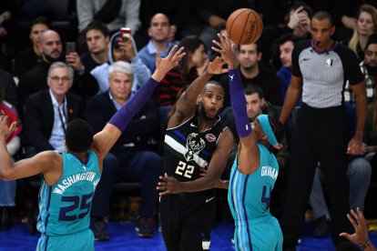 El alero de los Milwaukee Bucks, Khris Middleton