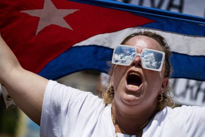 Una mujer pide por la libertad de Cuba durante una protesta en 2021 (Archivo)