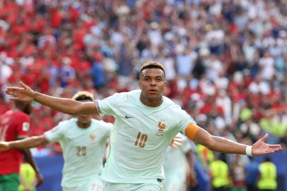 Kylian Mbappé, número 10, celebra el primer gol de su equipo durante el partido de cuartos de final