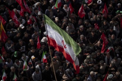 Partidarios del gobierno participan en el funeral del difunto líder supremo de Irán