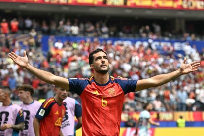 Mikel Merino celebra el tanto del triunfo ante Bélgica
