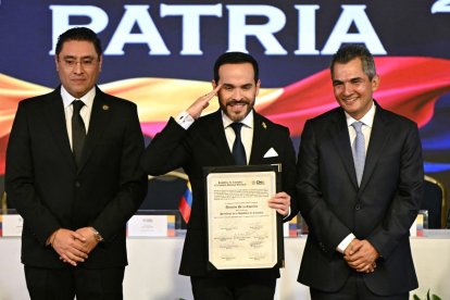 Abelardo de la Espriella (C), acompañado por el magistrado del Consejo Nacional Electoral (CNE), Alfonso Campo (D), y el presidente del CNE, Cristian Quiroz (I)