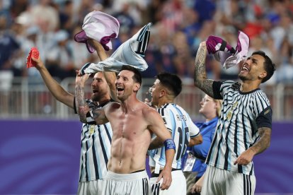 La selección argentina, con Lionel Messi a la cabeza, celebra la clasificación a semifinales.