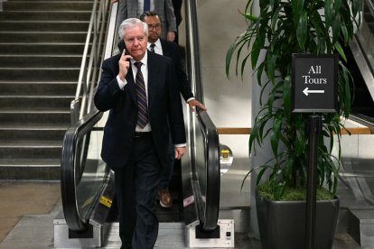El senador estadounidense Lindsey Graham (republicano por Carolina del Sur) habla por teléfono en el Capitolio en Washington, D.C., el 4 de marzo de 2026.