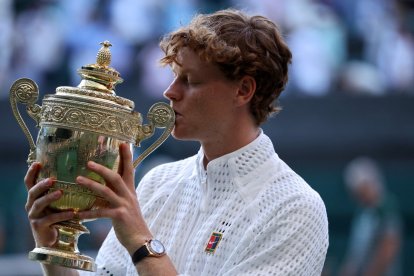 El italiano Jannik Sinner posa con el trofeo