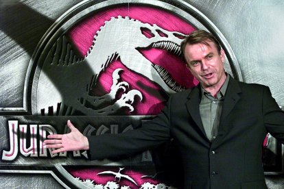 (ARCHIVO) El actor Sam Neill posa durante una rueda de prensa sobre la película «Jurassic Park III» en un hotel de Tokio el 26 de julio de 2001. Sam Neill, protagonista de «Jurassic Park», falleció en Australia el 13 de julio de 2026 a los 78 años, según un comunicado de su familia en el que se describió su muerte como «repentina e inesperada».