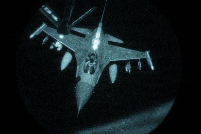 Un avión F-16 Fighting Falcon de la Fuerza Aérea de EEUU se aproxima a un avión KC-135 Stratotanker de la Fuerza Aérea de EEUU para repostar en la zona de responsabilidad del Mando Central de EEUU el 5 de junio de 2026. (Fotografía de la Fuerza Aérea de EEUU realizada por la aviadora superior Adriana Jordan-Alcaniz)