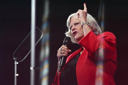 Ann Widdecombe, de Reform UK, pronuncia un discurso durante la jornada inaugural del congreso anual de Reform UK 2024, celebrado en Birmingham el 20 de septiembre de 2024. La policía antiterrorista se ha hecho cargo de la investigación sobre el asesinato, ocurrido el 9 de julio, de la veterana política británica de derechas Ann Widdecombe tras la aparición de nuevas pruebas, según declaró el ministro del Interior el 13 de julio de 2026.