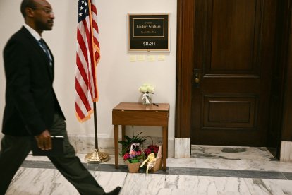 Flores colocadas frente a la oficina del senador Graham en el Capitolio.