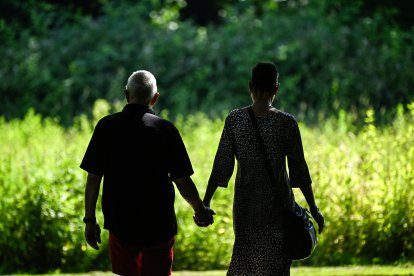 Una pareja de adultos mayores camina por un parque público (Archivo)