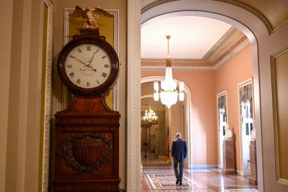 El Reloj de Ohio se ve frente a la cámara del Senado de los Estados Unidos