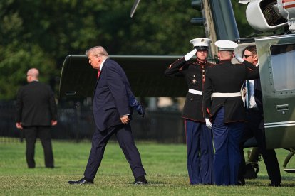 El presidente estadounidense Donald Trump desciende del Marine One tras aterrizar en la Elipse, cerca de la Casa Blanca, el 15 de julio de 2026.