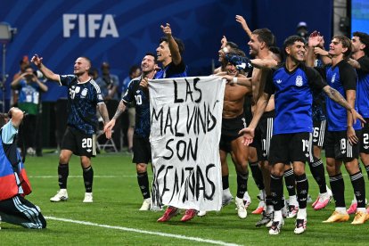 Los jugadores argentinos sostienen una pancarta en la que se lee «Las Malvinas (Islas Falkland) son argentinas», tras ganar el partido de semifinales del Mundial de fútbol de 2026 entre Inglaterra y Argentina, disputado en el Estadio de Atlanta, en Atlanta, el 15 de julio de 2026.