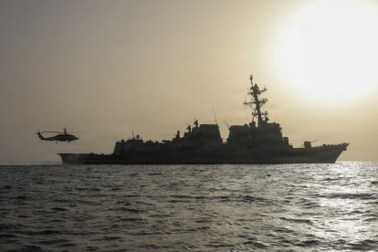 Helicóptero Sea Hawk despega del destructor USS Thomas Hudner en operaciones
