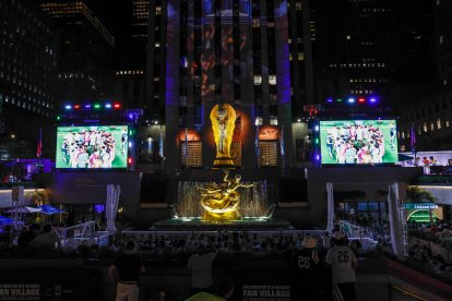 Fanáticos reunidos en el Fan Fest del Rockefeller Center en Nueva York.
