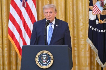 Donald Trump, se dirige a la nación desde el Salón Este de la Casa Blanca en Washington,