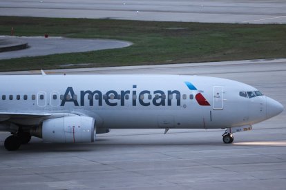 Un avión de American Airlines despega del Aeropuerto Intercontinental George Bush (IAH) en Houston, Texas.