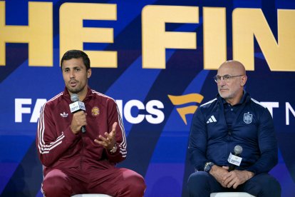 El centrocampista español n.º 16, Rodri (izquierda), habla con los aficionados junto al seleccionador Luis de la Fuente en el Javits Center de Nueva York el 17 de julio de 2026, dos días antes de la final del Mundial de fútbol de 2026 entre España y Argentina.