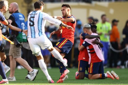 El encontronazo entre el mediocampo argentino Leandro Paredes y el defensor español Eric García, después del pitazo final.