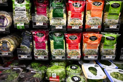 Ensaladas de Taylor Farms en un supermercado Sprouts Farmers Market en Redondo Beach, California.