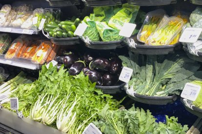 Un supermercado con productos verdes refrigerados (Archivos)