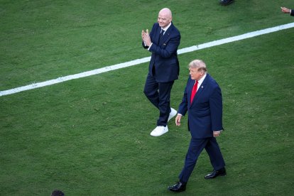 Donald Trump y Gianni Infantino saltan a la cancha durante la final del Mundial en Nueva Jersey, este domingo 19 de julio.