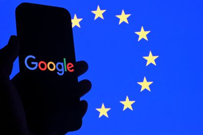 Logo de Google frente a la bandera de la UE