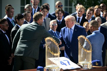 Donald Trump, le da la mano al lanzador retirado de los Dodgers de Los Ángeles, Clayton Kershaw