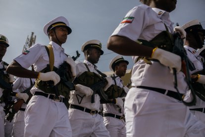 Miembros de la Guardia Costera de Somalilandia desfilan en el 35.º Día de la Independencia